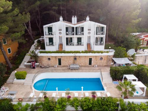 Serpentona Apartment | Seaside Escape at The Desmais with Ocean View & Pool