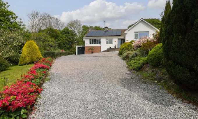 Wiseman's Bridge House | Explore Pet-Friendly Comfort at The Dingle - 4 Star Retreat