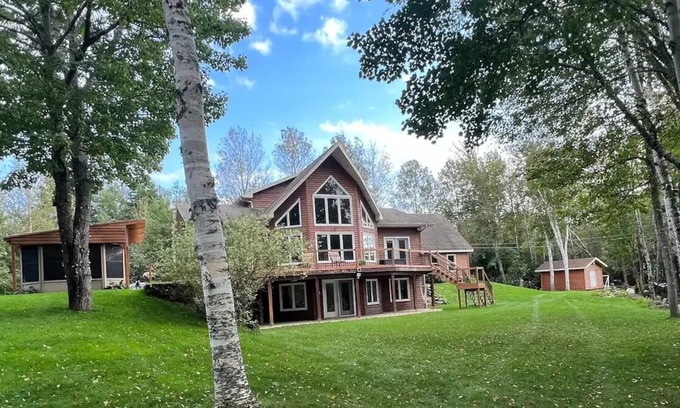 Moncton House | The DO LIFE Waterfront 4-Bedroom Vacation Home