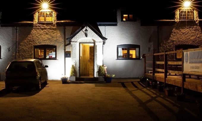 Newtown Hotel | Relax at The Dolfor Inn: Guest Rated 9.2 with Breakfast