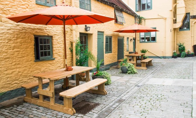 Wincanton Hotel | Pet Friendly Dolphin Hotel with Breakfast & Family Amenities