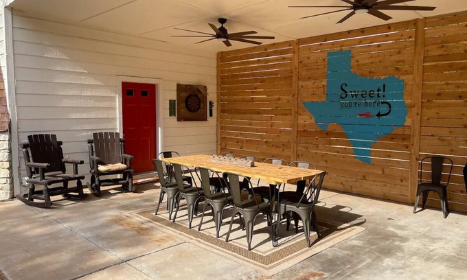 North Shore Colony House | Relaxing Domes Retreat by Lake Travis - Sleeps 14