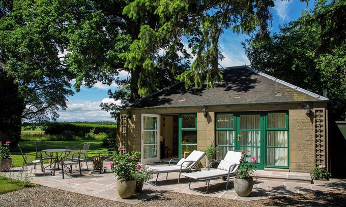 Dunning Cottage | Romantic Getaway at The Doocot: Rated 10/10 with Ocean View