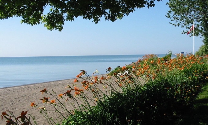 Wheatley Cottage | Douglas Family Cottage: Waterfront Retreat with Beach Access