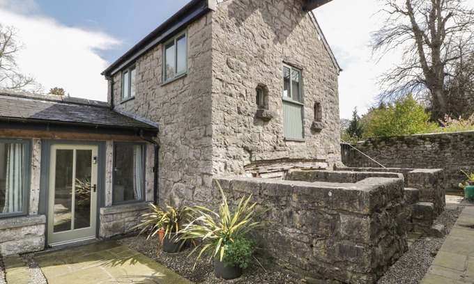 Llanrhaedr Cottage | Pet-Friendly Dovecote: Character Cottage in Llanrhaeadr