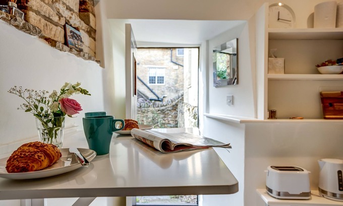 Blenheim House | Cozy Dovecote Studio with Breakfast & Kitchen Amenities
