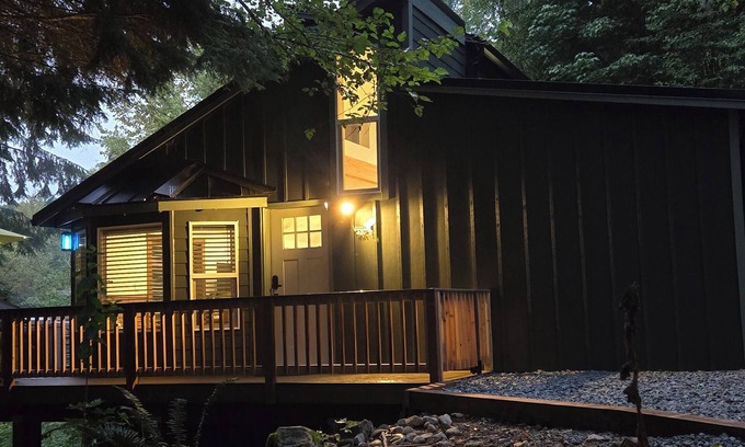 Ashford Cabin | *The Dovetail Den- Tranquil with Hot Tub and A/C*
