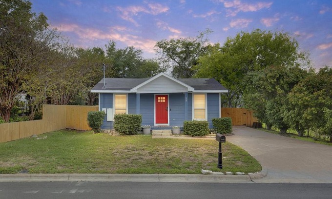 Brenham House | Cozy Dragonfly at Brenham - Steps from Downtown Attractions