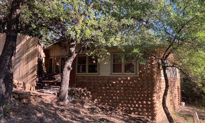 Medicine Park Cottage | Experience The Dragonfly: Pet-Friendly Retreat with Spa