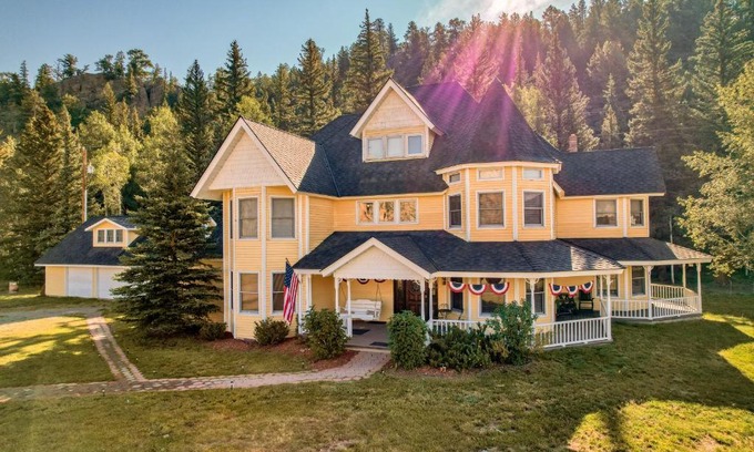 South Fork House | Discover Family-Friendly Stays at The Dragonfly Hotel