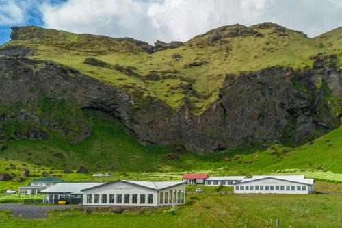 Eyvindarholar Hotel | Discover Hotel Drangshlid: Family-Friendly with Breakfast