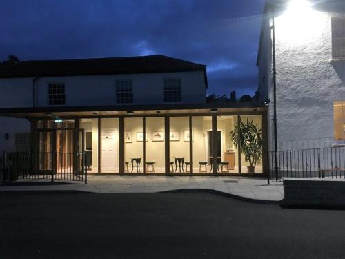 Curry Rivel Hotel | Experience The Drayton Crown: Pet-Friendly Family Retreat