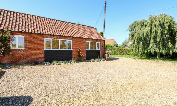 Stow Bedon House | Experience Family-Friendly Comfort at The Duck House