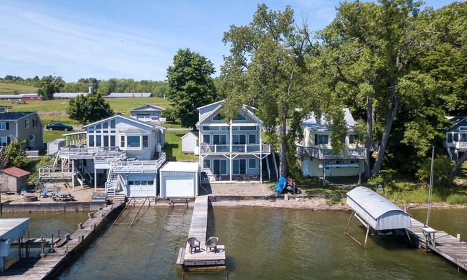 Romulus Cottage | Experience The Duck-In: Contemporary Lakeside Cottage