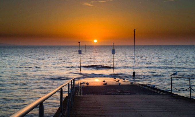 East Huntspill Cabin | Relax at The Duckling Lodge with Private Hot Tub Retreat