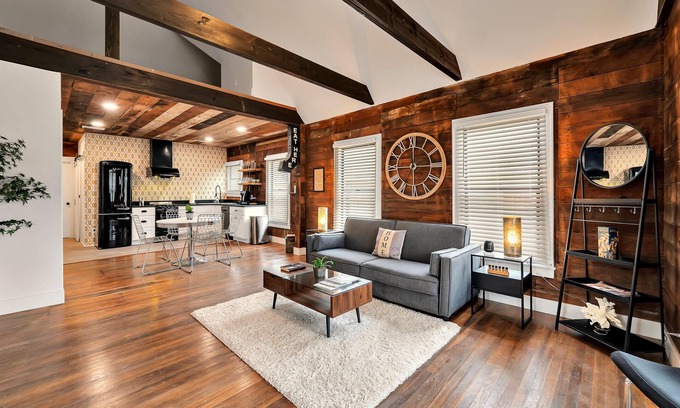 Waco Cottage | Ideal Getaway: The Duet 1 BR Steps from Baylor & Silos