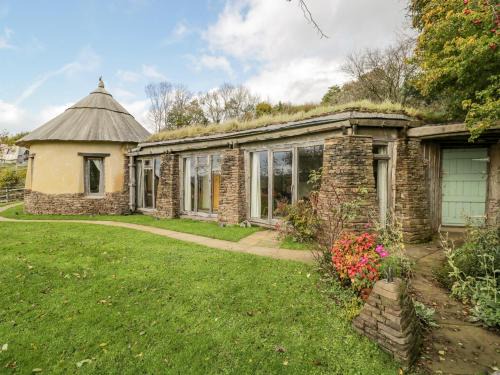 Hereford House | Experience Comfort at The DugOut - A 4-Star Retreat