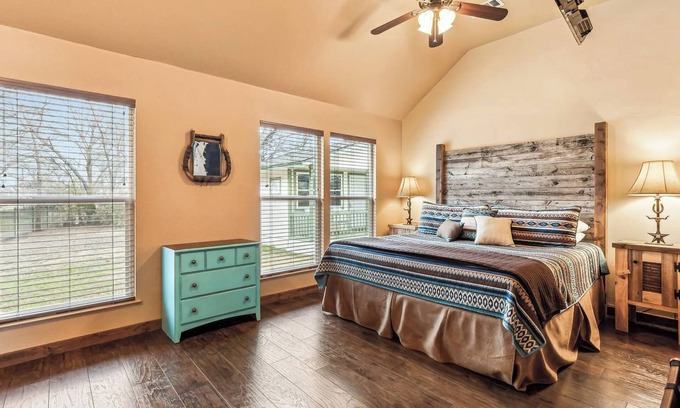 Granbury Cottage | Elevate Your Stay at The Duke Cottage with Kitchen Access