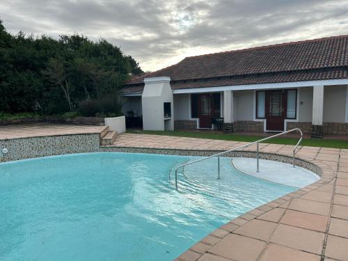 Keurboomstrand Apartment | Inviting Stay at The Dunes #10 with Private Beach Access