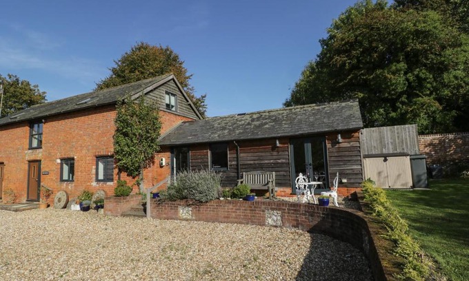 Dunbridge House | Discover The DunnitManor Farm: 4-Star Child-Friendly Escape