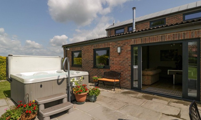Langport Other | THE DUTCH BARN, family friendly, with hot tub in Langport