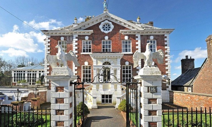 Launceston Hotel | Discover The Eagle House Hotel: Family-Friendly Retreat
