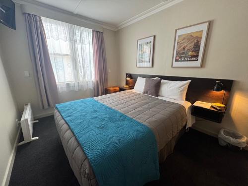 Bluff Hotel | Budget-Friendly Retreat at The Eagle with Pool & Breakfast