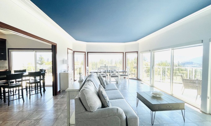 Okanagan-Similkameen House | Unmatched Views at The Eagle's Nest with Oceanfront Pool