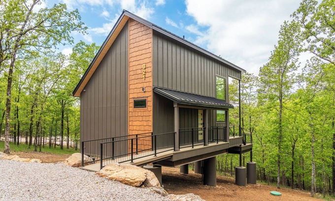 Hot Springs Cabin | The Eagle Treehouse, Hot Tub, Mountaintop, Near downtown