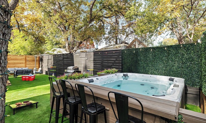 East Cesar Chavez House | The East Twin Oasis - Hot Tub near Downtown Austin