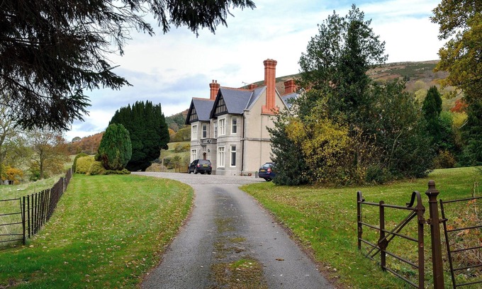 Hendrerwydd Cottage | Spacious 4-Bedroom Stay in Bodfari Near Denbigh