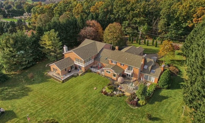 Kutztown Bed & Breakfast | Discover The East Wing @ The Kennedy Manor with Pool & Breakfast