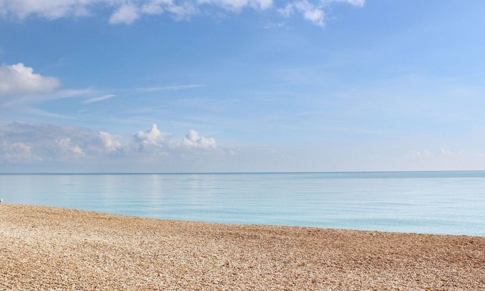 Sandgate Cottage | Experience The Eaves: Ocean View & Family-Friendly Amenities