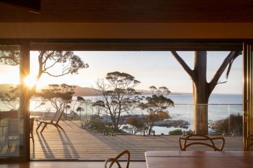 Binalong Bay House | Oceanfront Escape at The Edge: 4-Star Guest Favorite
