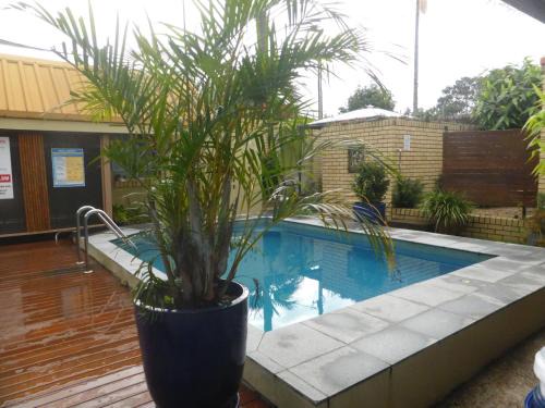 Goonellabah House | Discover The Edge Guest Rooms with Pool and Spa Amenities