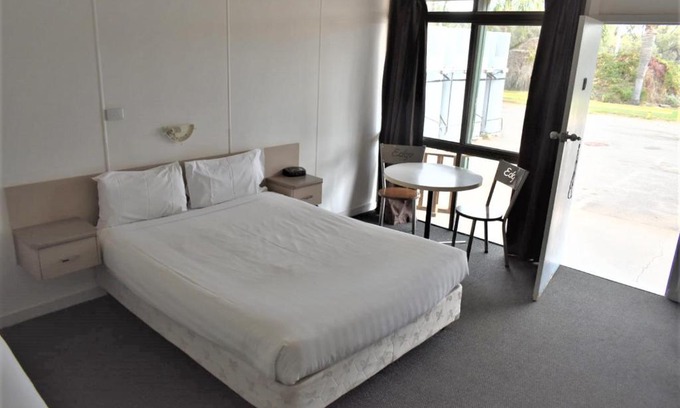 Buronga Hotel | Relax at The Edge Motel with Pool & Hot Tub Amenities