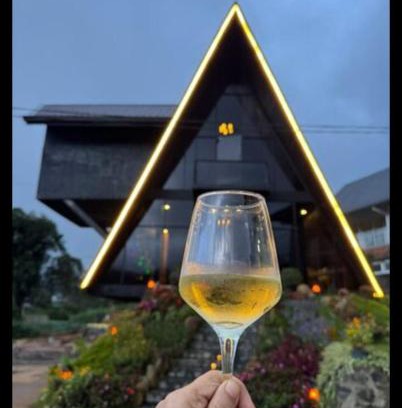 Nuwara Eliya Villa | Discover The Edgware Cabana: 4-Star Retreat with Hot Tub