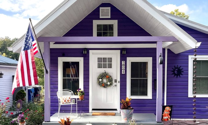 Jonesborough Cottage | Discover Eggplant Cottage: Walk to Historic Jonesborough
