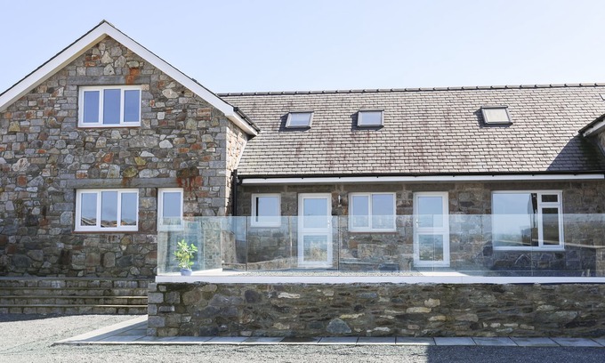 Dwyran House | Cozy Elberry Hotel: Pet-Friendly Retreat with Ocean Views