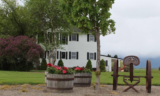 Kalispell Villa | Discover the Montana Farmhouse: Family-Friendly Haven