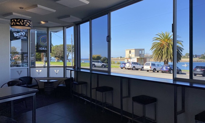 Devonport Hotel | Convenient Comfort at The Elimatta Hotel with Pool & Dining