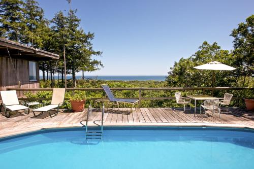 Chilmark House | Elegant Eliot Noyes: 4-Star Retreat with Pool & Family Fun