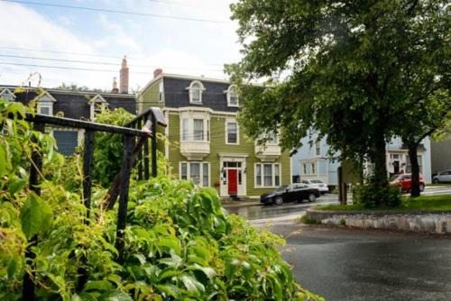 Downtown St. John's House | Discover The Elizabeth Manor Guesthouse: A 4-Star Retreat