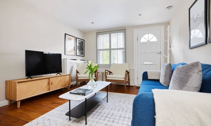 Weybridge Cottage | Elmbridge Getaway: Stylish 2-Bedroom with Garden & Parking