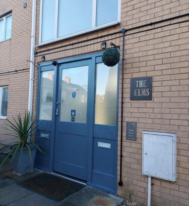Plasnewydd Apartment | Convenient Stay at The Elms - Near City Centre & Family-Friendly
