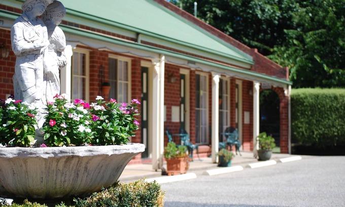 Tumut Hotel | Top-Rated Stay at The Elms Motor Inn with Pool & Breakfast