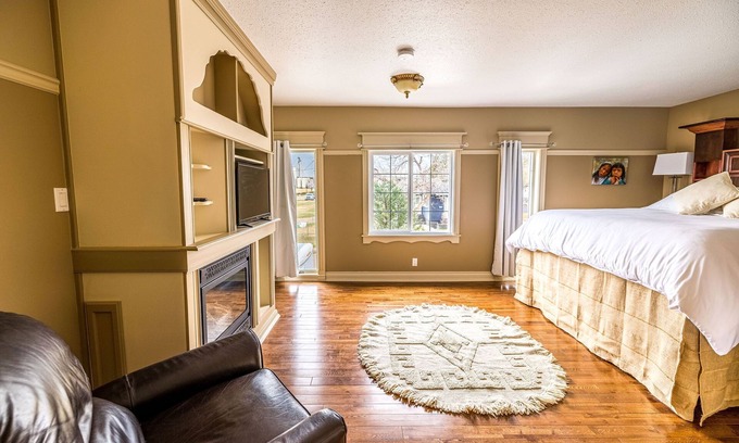 Drumheller Apartment | Relaxing Elowen Suite with Spa, Hot Tub & Breakfast