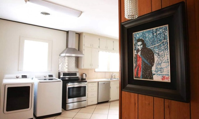 Dean Highland House | Explore Family-Friendly Comfort at The Elvis House Waco