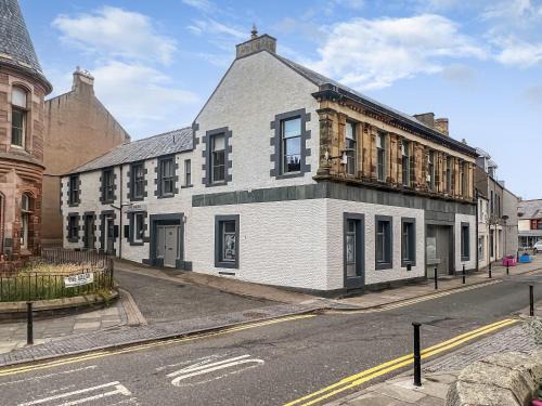 Eyemouth House | Discover The Embassy: Family-Friendly Stay, Rated 9/10