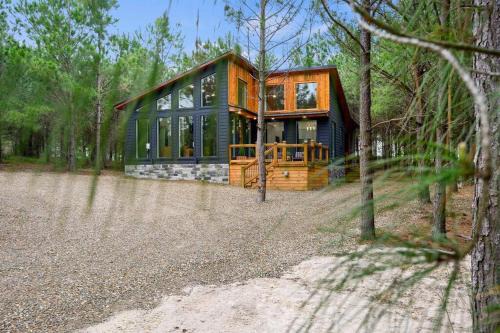 Broken Bow House | Romantic Escape at The Ember House with Hot Tub Bliss